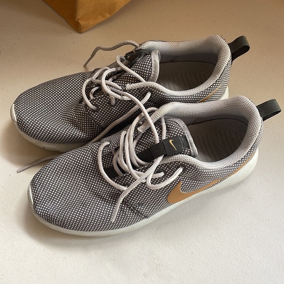 NIKE Roshe - Picture 2 of 5
